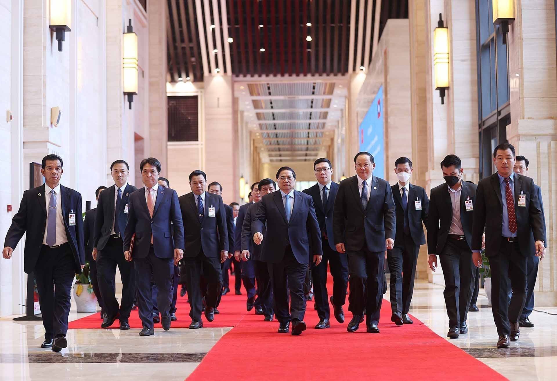 Thủ tướng Phạm Minh Chính và Thủ tướng Lào Sonexay Siphandone đến dự kỳ họp. (Nguồn: TTXVN)