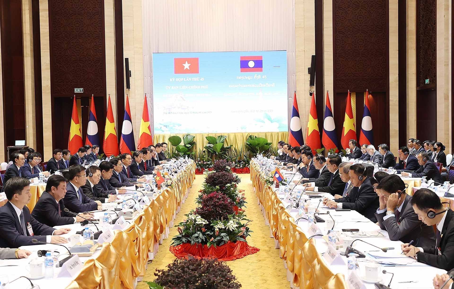 Thủ tướng Phạm Minh Chính và Thủ tướng Lào Sonexay Siphandone đồng chủ trì kỳ họp. (Nguồn: TTXVN)