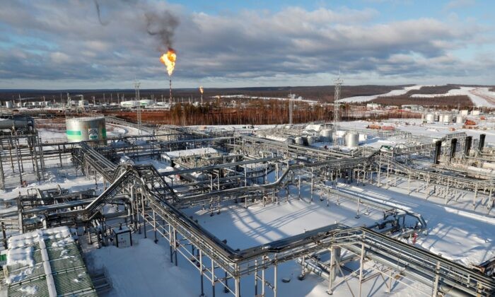 Nga dần mất doanh thu năng lượng, Ukraine nói 'tin rất tốt', nhưng vẫn chưa đủ Một cơ sở khai thác dầu thuộc vùng Irkutsk. Ảnh: Reuters
