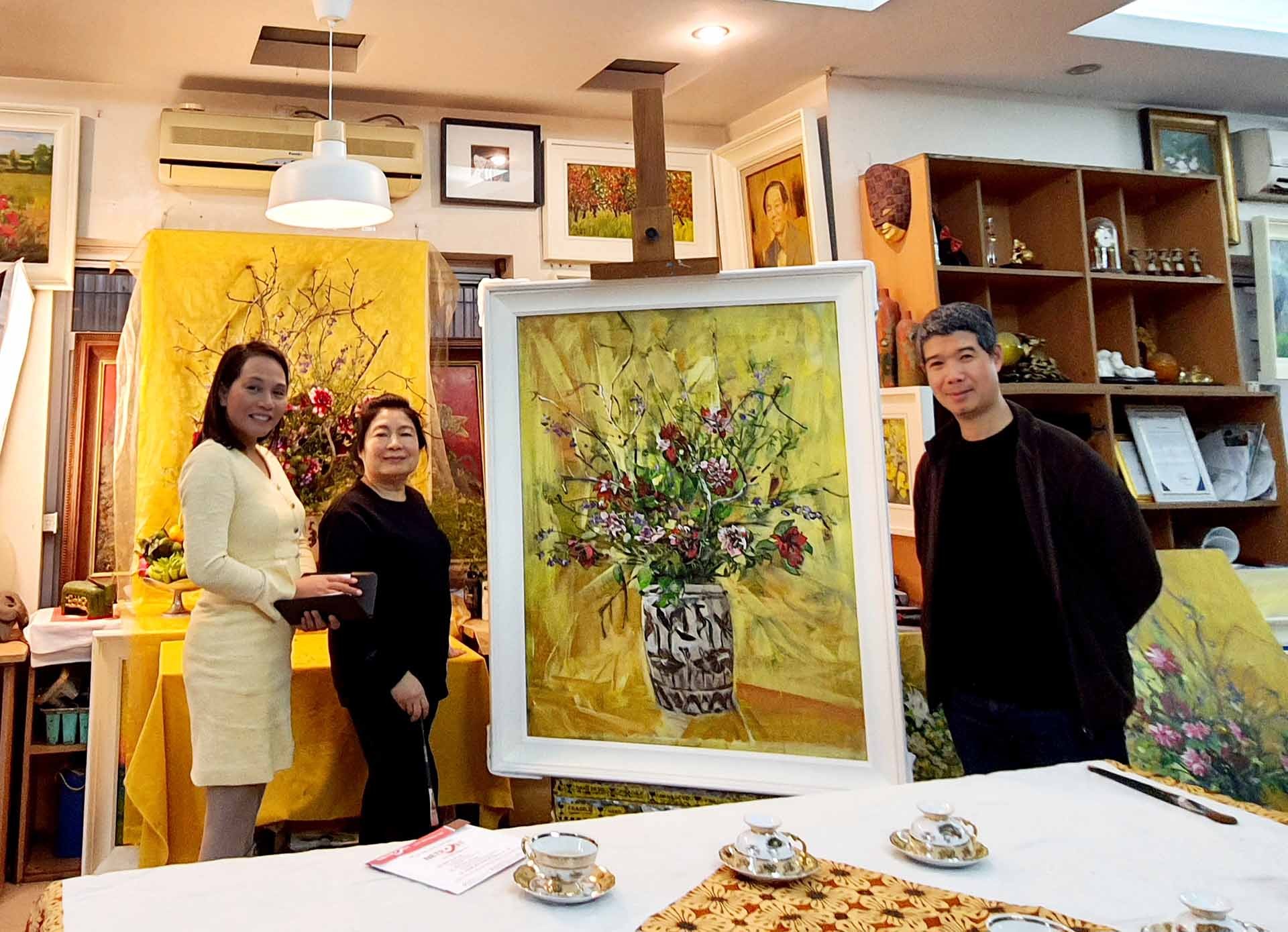 Chị Hương Đào và họa sĩ Hải Kiên bên bức tranh Hoa Tết, dự kiến tham dự Chương trình tặng tranh cho Đại sứ quán Việt Nam tại Trung Quốc sắp tới.