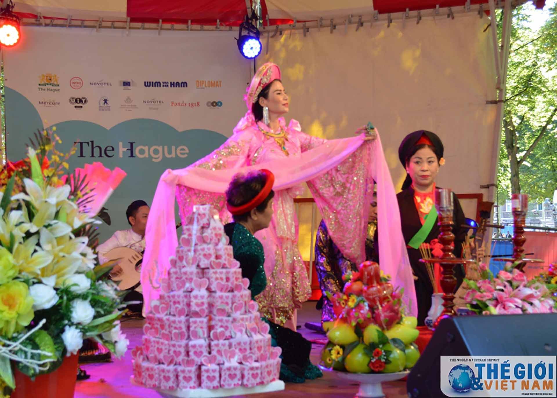 Giá hầu cô Chín do nghệ nhân dân gian Trần Thị Thanh Hải diễn xướng ở Festival Embassy tại Hà Lan. (Ảnh: MH)