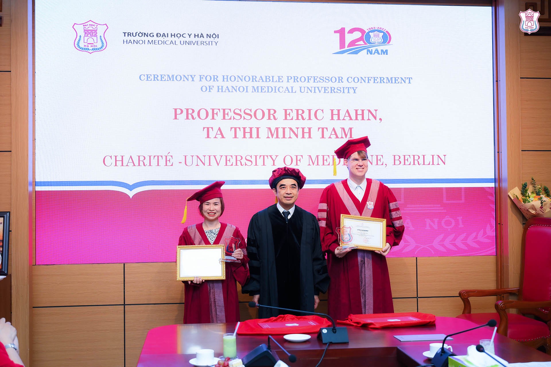 TS. BS. Tạ Thị Minh Tâm và chồng là GS. Eric Hahn nhận chức danh Giáo sư danh dự do trường Đại học Y Hà Nội phong tặng. (Nguồn: NVCC)
