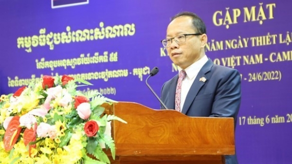 VUFO presents insignia to outgoing Cambodian Ambassador Chay Navuth