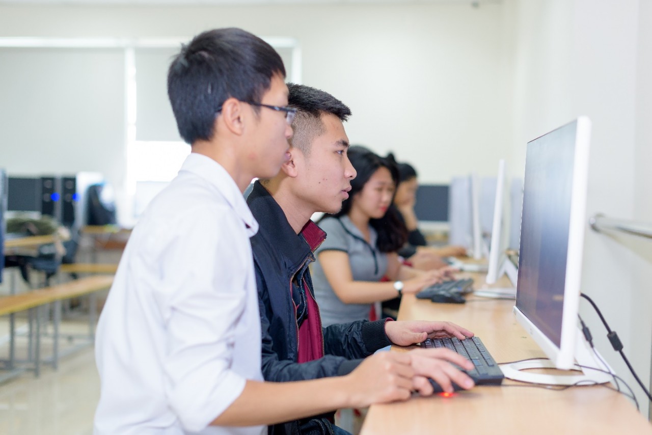GS. NGND Nguyễn Lân Dũng: Người trẻ xa lạ với công nghệ, kém ngoại ngữ thì làm sao bắt kịp tiến bộ trong công nghiệp?
