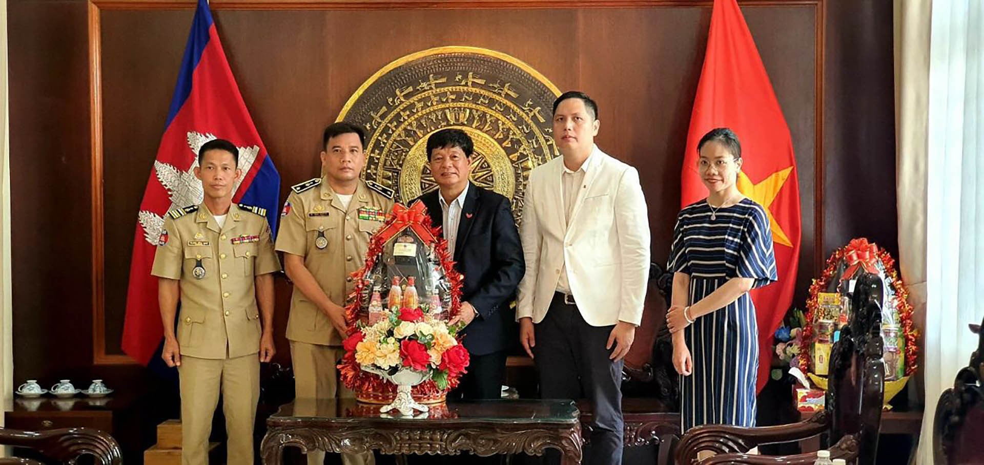 Nguyễn Hoàng Yến (ngoài cùng bên phải) và đại diện Tổng lãnh sụ quán Việt Nam tại Sihanoukville tiếp đón đoàn Quân cảng Ream tới chúc Tết Nhâm Dần. (Ảnh: NVCC)