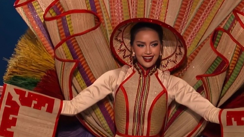 Ngọc Châu trình diễn trang phục dân tộc Chiếu Cà Mau trên sân khấu Hoa hậu Hoàn vũ 2022