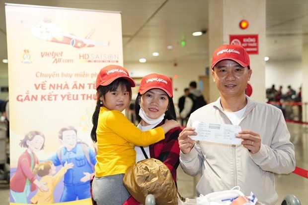 500 disadvantaged workers return home for Tet on Vietjet flights