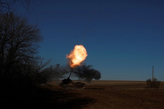 Lực lượng Ukraine khai hỏa gần khu vực Soledar thuộc vùng Donetsk ngày 11-1 - Ảnh: REUTERS