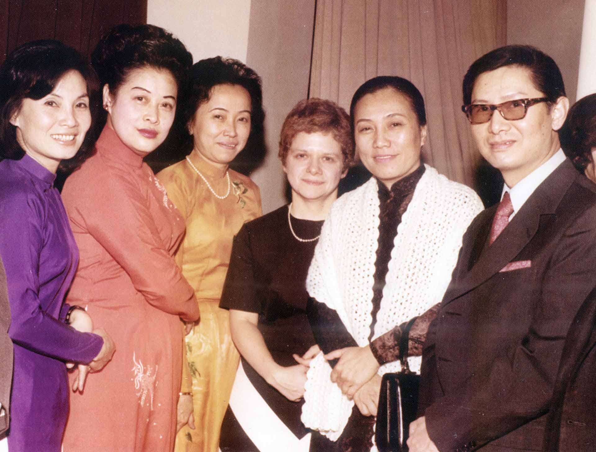 Bà Nguyễn Thị Bình gặp đại diện phụ nữ Việt kiều tại Hội quán, ngày 28/01/1973. Bà Nguyễn Thị Bình gặp đại diện phụ nữ Việt kiều tại Hội quán, ngày 28/01/1973.