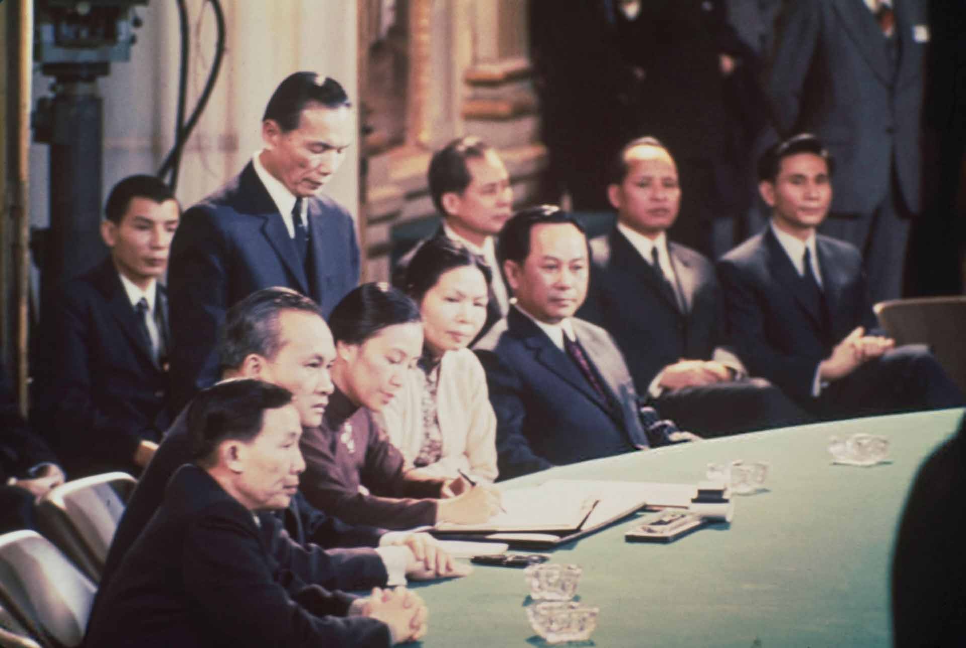 Bà Nguyễn Thị Bình ký Hiệp định Paris, ngày 27/01/1973. (Nguồn: Getty Images)