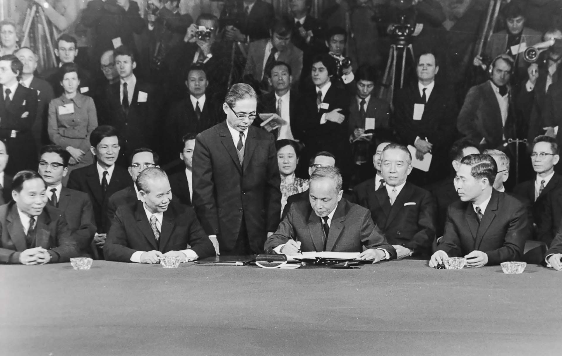 Bộ trưởng Ngoại giao Nguyễn Duy Trinh ký Hiệp định chấm dứt chiến tranh lập lại hòa bình ở Việt Nam tại  Paris, ngày 27/01/1973. (Ảnh tư liệu)