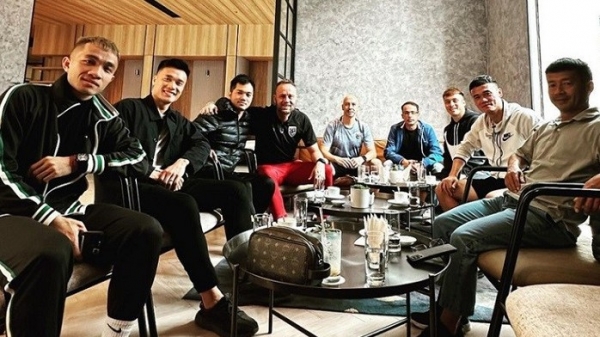 HLV Thái Lan Mano Polking 'hẹn hò cà phê' một số cựu cầu thủ CLB TP. Hồ Chí Minh