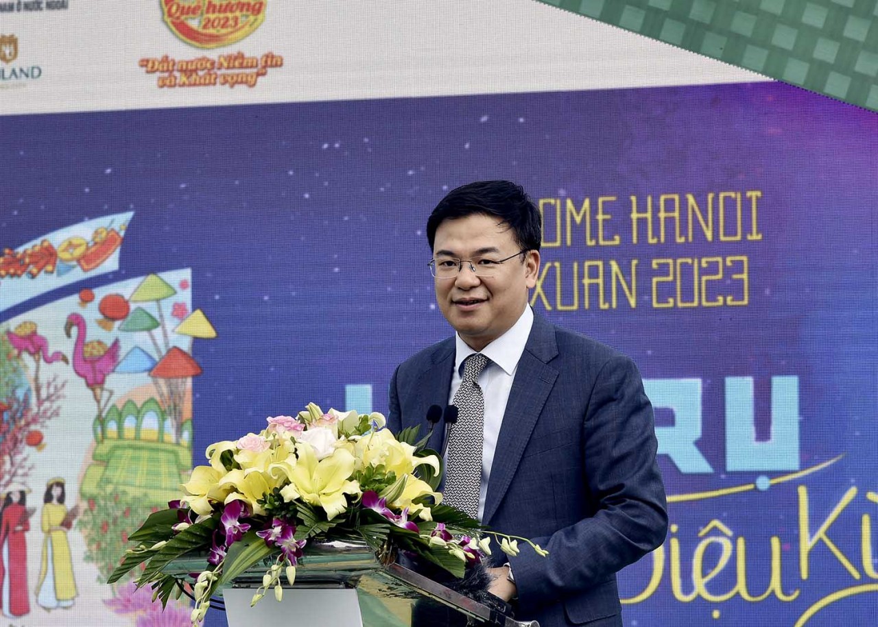 Hàng trăm kiều bào dự Hội chợ Happy Tết 2023 và đường hoa Home Hanoi Xuan 2023