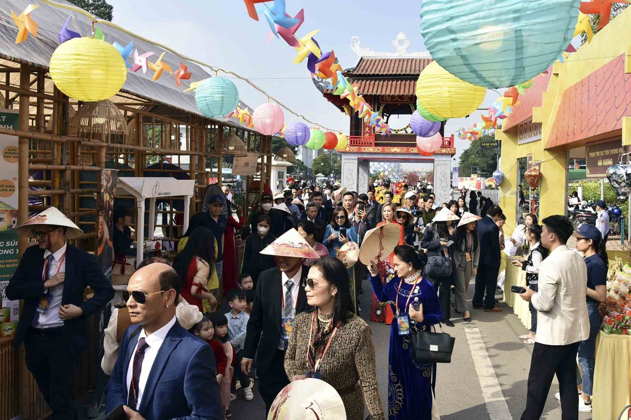 Hàng trăm kiều bào dự Hội chợ Happy Tết 2023 và đường hoa Home Hanoi Xuan 2023