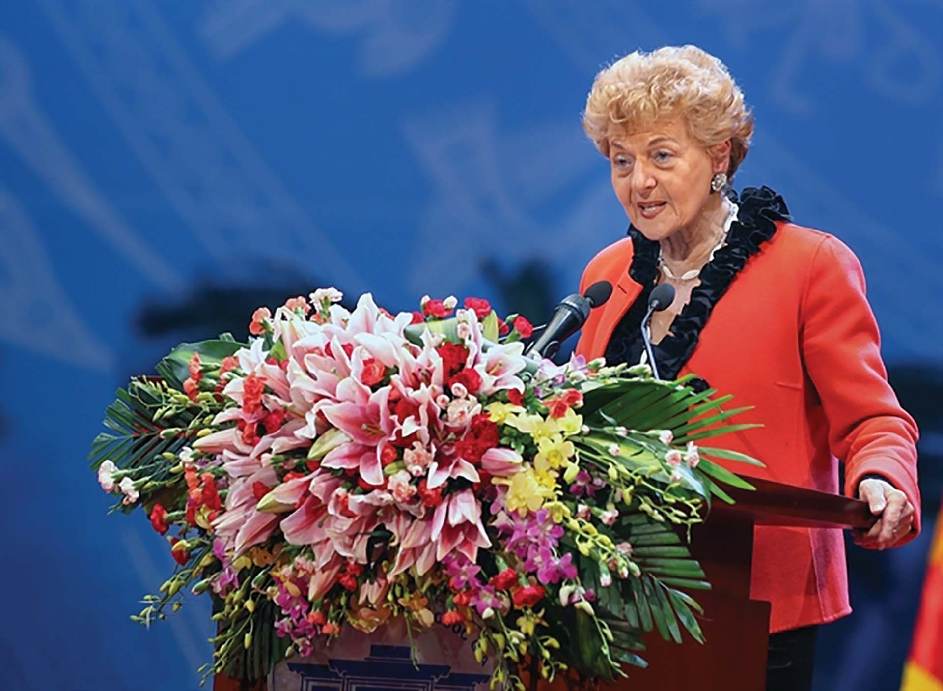 Bà Hélène Luc phát biểu tại Lễ kỷ niệm 40 năm ngày ký Hiệp định Paris, tháng 01/2013.