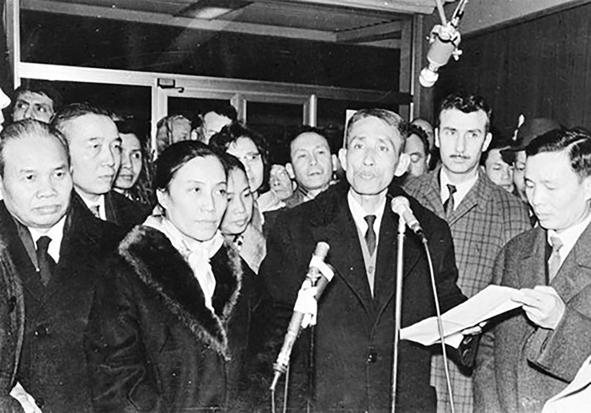Trưởng đoàn  Mặt trận Dân tộc Giải phóng miền Nam Việt Nam Trần Bửu Kiếm đọc bản tuyên bố nêu rõ lập trường của Mặt trận Dân tộc Giải phóng miền Nam Việt Nam về việc giải quyết vấn đề Việt Nam tại hội nghị 4 bên ở Paris, năm 1969.