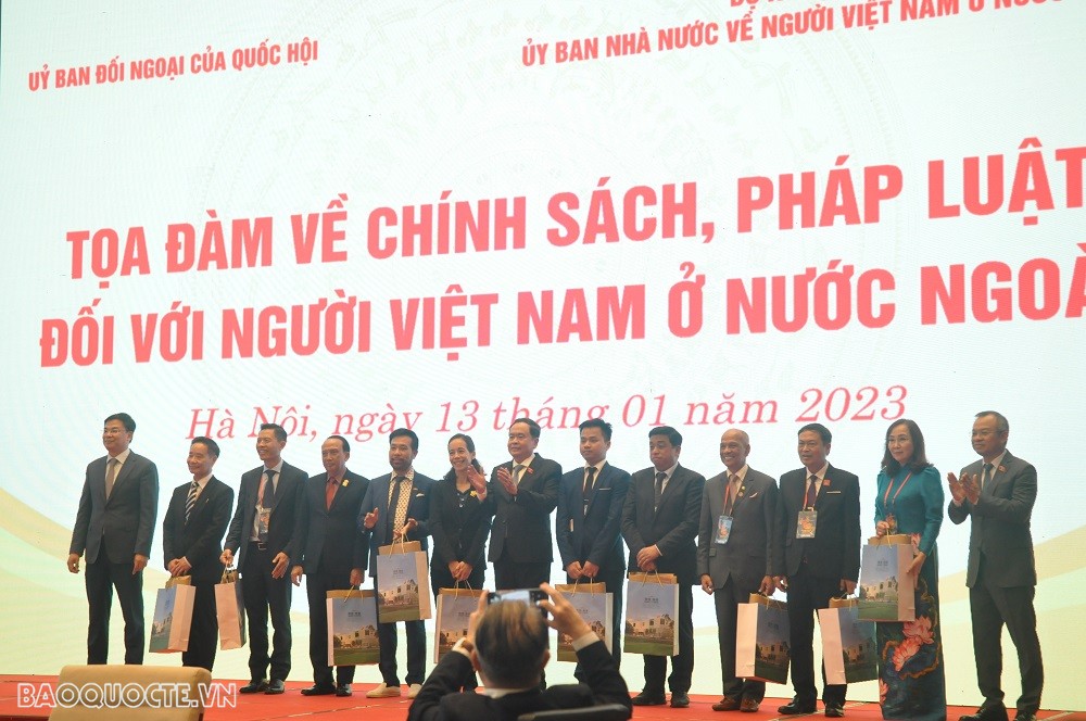 (01.13) Ủy viên Bộ Chính trị, Phó Chủ tịch Thường trực Quốc hội Trần Thanh Mẫn tặng quà cho 10 đại biểu người Việt Nam ở nước ngoài tiêu biểu. (Ảnh: Minh Quân)