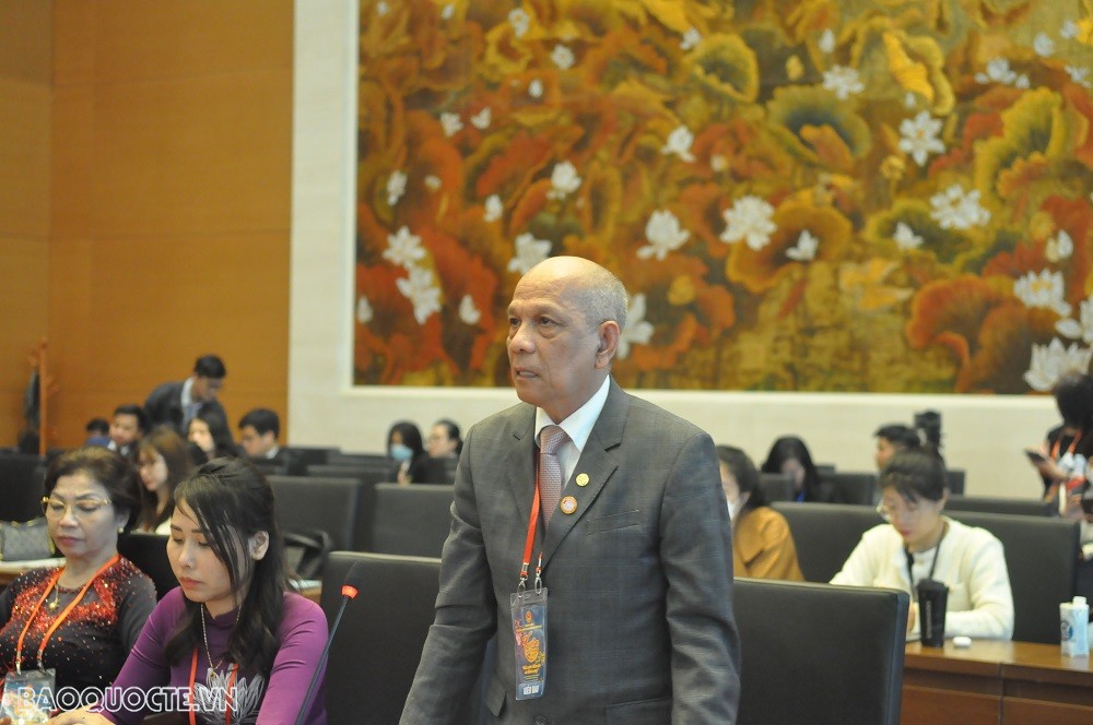 (01.13) Ông Ủy viên Ủy ban TW MTTQ VN khóa IX; Phó Chủ tịch, Tổng thư ký Hiệp hội Doanh nhân Việt Nam ở nước ngoài, đóng góp ý kiến tại Tọa đàm. (Ảnh: Minh Quân)