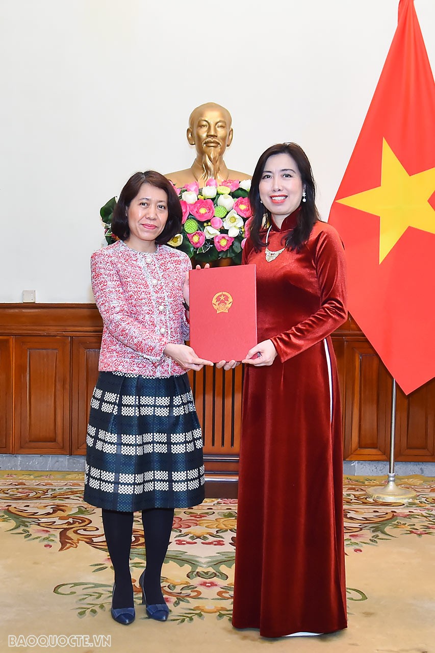 Cũng tại buổi lễ, Thứ trưởng Ngoại giao Lê Thị Thu Hằng đã trao quyết định cho bà Ngô Minh Nguyệt, Phó Giám đốc Trung tâm Biên Phiên dịch quốc gia là Phó Vụ trưởng Vụ Biên phiên dịch đối ngoại.