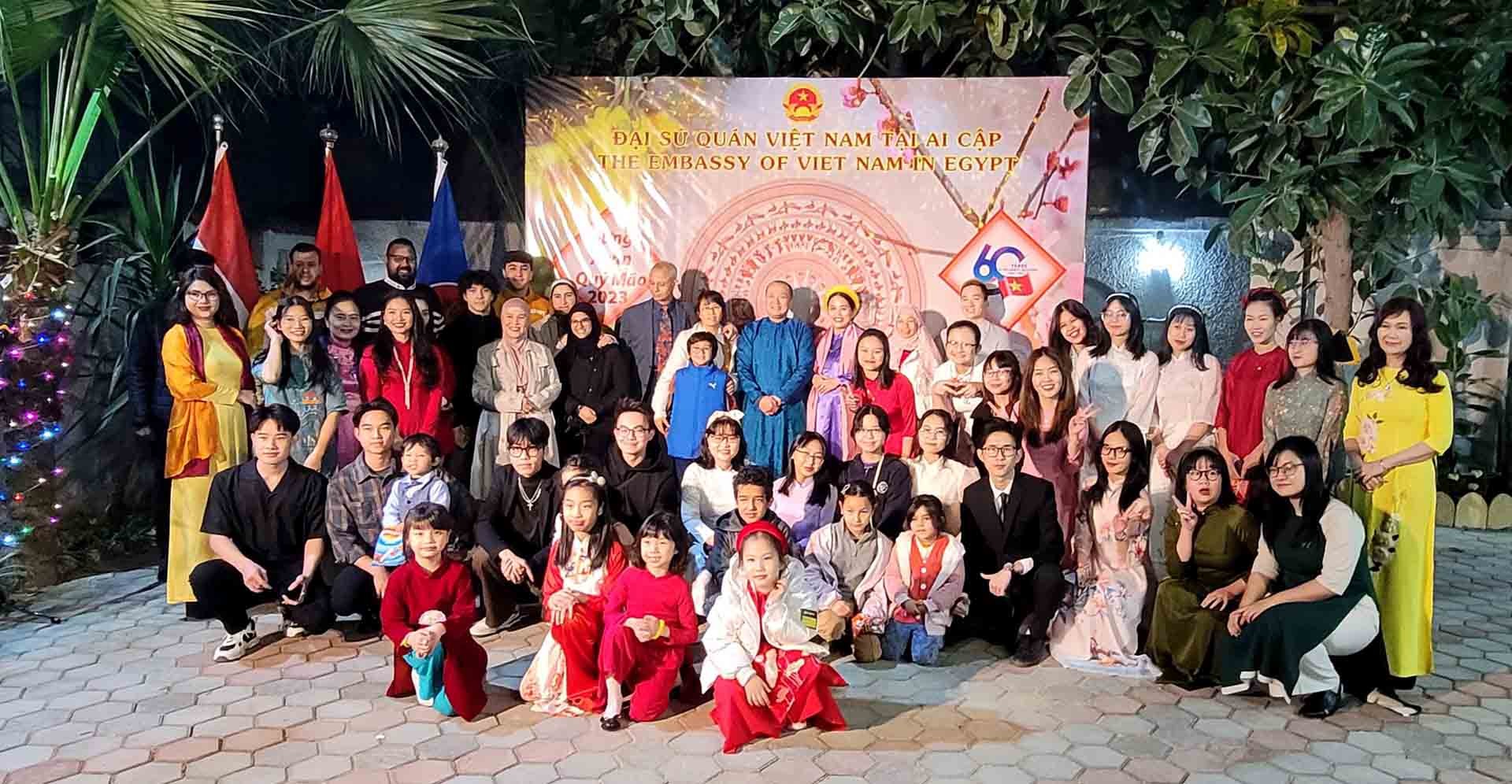Đại sứ Nguyễn Huy Dũng chụp ảnh lưu niệm với bà con cộng đồng người Việt tại Ai Cập.
