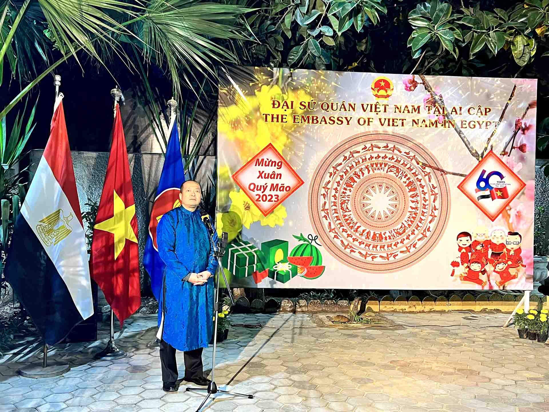 Đại sứ Nguyễn Huy Dũng phát biểu chúc mừng bà con Việt kiều tại Ai Cập nhân dịp Tết Nguyên đán Quý Mão 2023. 