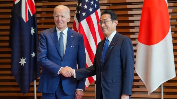 Thủ tướng Nhật Bản Kishida Fumio chào đón Tổng thống Mỹ Joe Biden tại sảnh vào của Văn phòng Thủ tướng Nhật Bản ở Tokyo, Nhật Bản, ngày 24/5/2022. (Nguồn: AP)