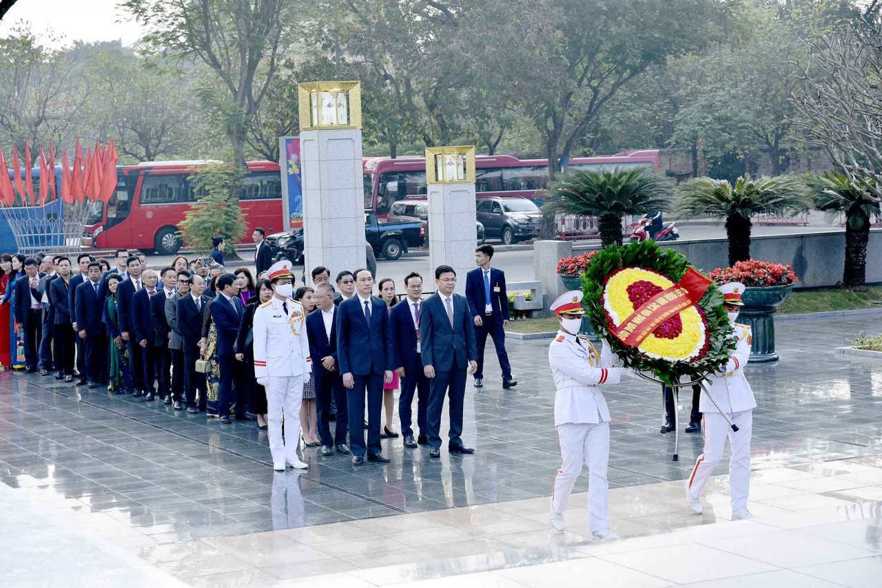 Xuân Quê hương 2023: Chủ tịch nước Nguyễn Xuân Phúc và Phu nhân dâng hương tại điện Kính Thiên