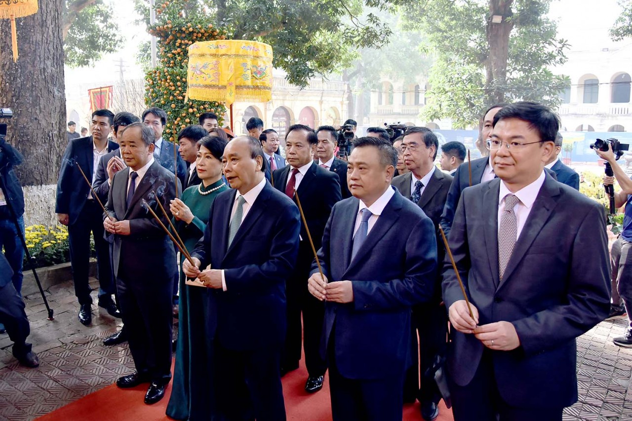 Xuân Quê hương 2023: Chủ tịch nước Nguyễn Xuân Phúc và Phu nhân dâng hương tại điện Kính Thiên