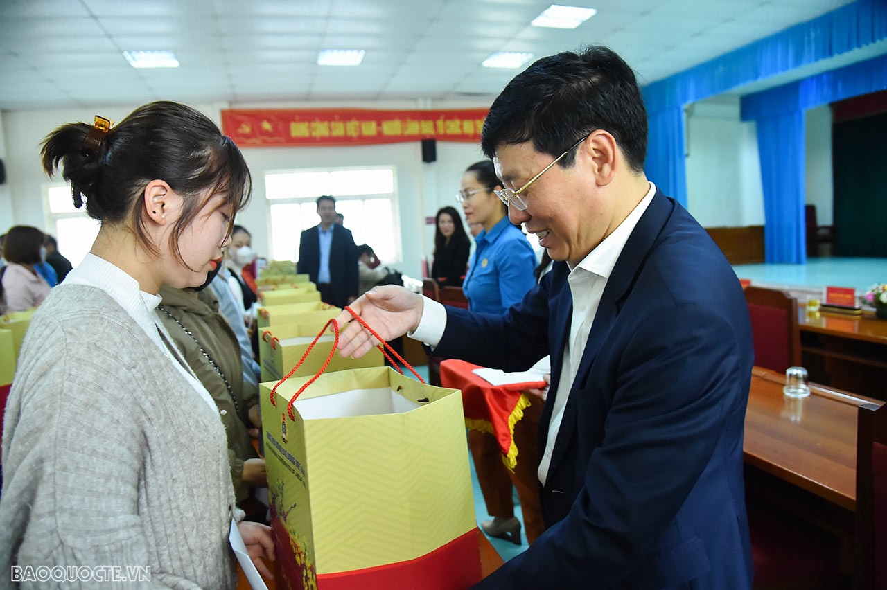 Bộ trưởng Ngoại giao Bùi Thanh Sơn thăm, tặng quà Tết người lao động, gia đình chính sách tại Vĩnh Phúc