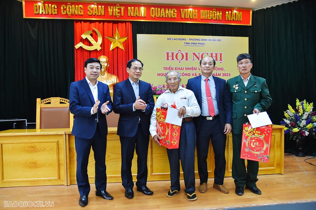 Bộ trưởng Ngoại giao Bùi Thanh Sơn đã trao 2 suất quà tặng hộ gia đình chính sách là thương binh Nguyễn Văn Tuất và bệnh binh Đinh Văn Tam ở thị trấn Tam Đảo, huyện Tam Đảo.