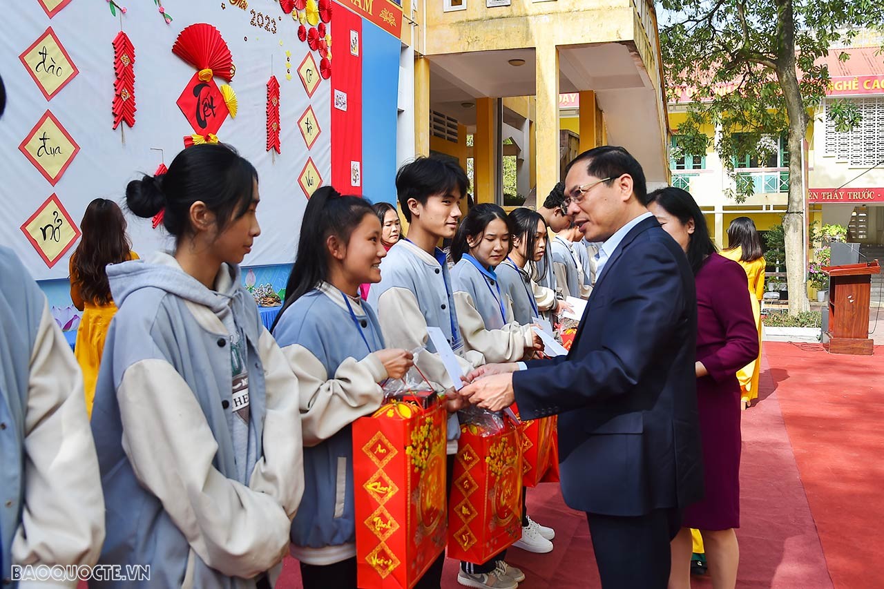 Bộ trưởng Bộ Ngoại giao Bùi Thanh Sơn trao 20 suất quà tặng học sinh hoàn cảnh khó khăn có thành tích xuất sắc trong học tập của nhà trường.