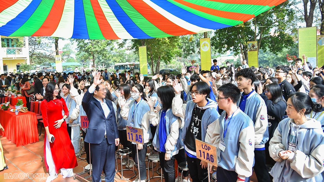 Bộ trưởng Bộ Ngoại giao Bùi Thanh Sơn và đoàn công tác cũng đến thăm, tặng quà và chúc Tết cán bộ, giáo viên, học sinh Trường THPT Kim Ngọc.