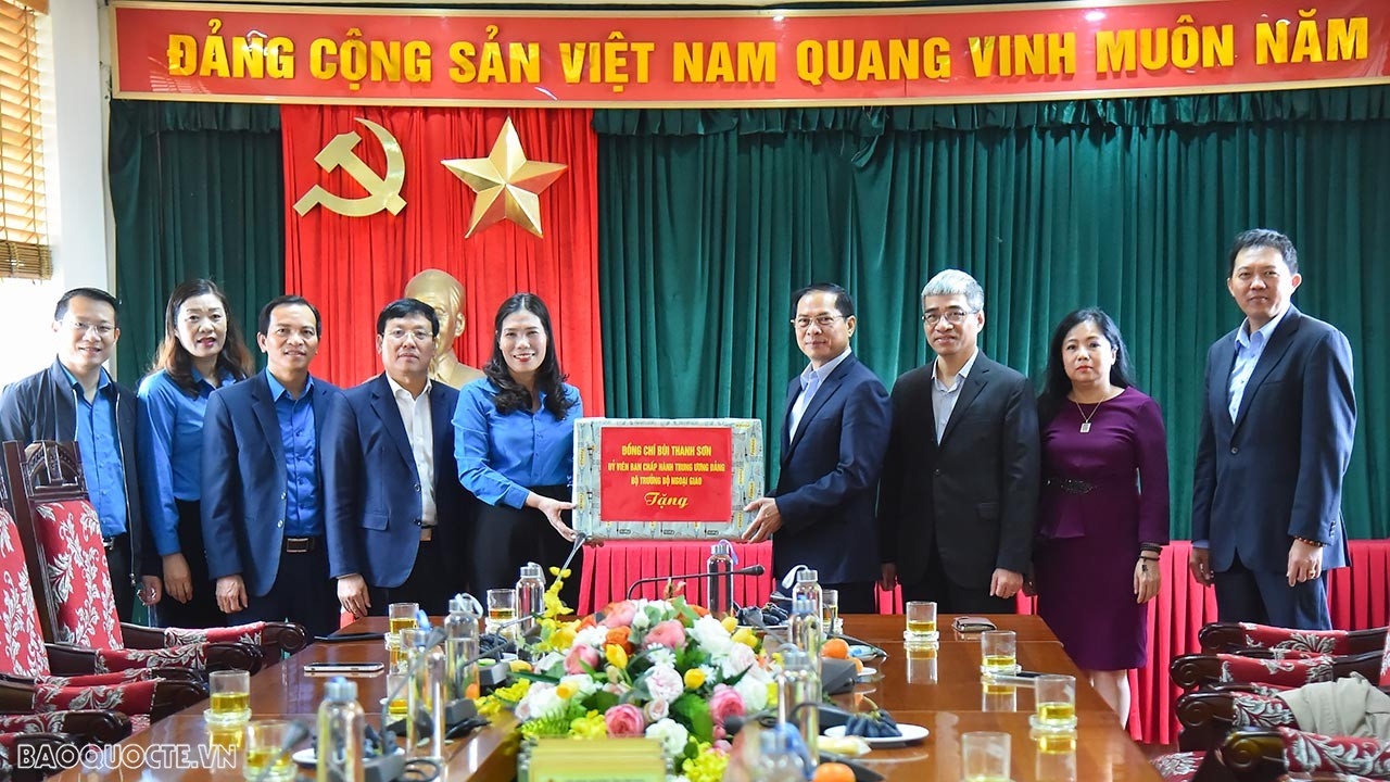 Bộ trưởng Ngoại giao Bùi Thanh Sơn thăm, tặng quà Tết người lao động, gia đình chính sách tại Vĩnh Phúc