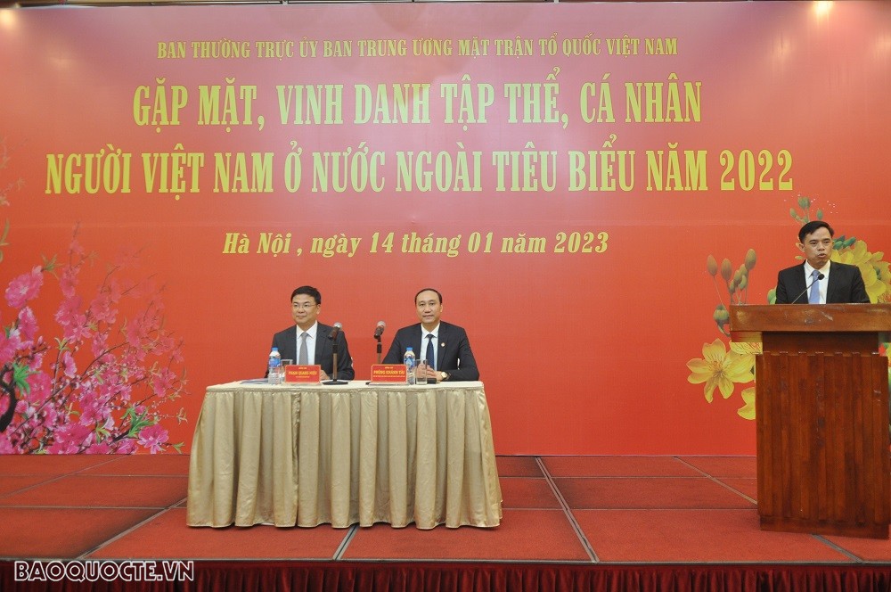 (01.14) Lễ gặp mặt, vinh danh tập thể, cá nhân người Việt Nam ở nước ngoài tiêu biểu năm 2022 do Ủy ban Trung ương Mặt trận Tổ quốc Việt Nam và Ủy ban Nhà nước về Người Việt Nam ở nước ngoài phối hợp tổ chức ngày 14/1/2023. (Ảnh: Minh Quân)