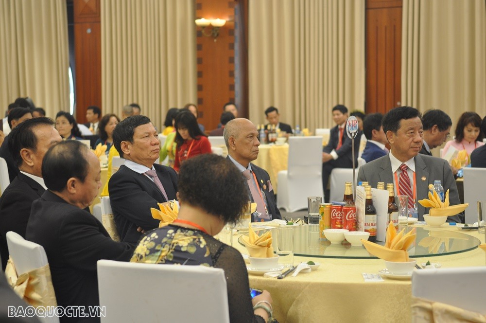 (01.14) Các đại diện tiêu biểu cho cộng đồng người Việt Nam ở nước ngoài về dự Xuân Quê hương lắng nghe những chia sẻ tại buổi lễ. (Ảnh: Minh Quân)