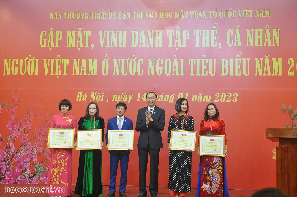 (01.14) Phó Chủ tịch Ủy ban Trung ương Mặt trận Tổ quốc Việt Nam Phùng Khánh Tài trao tặng bằng khen cho các tập thể, cá nhân người Viet Nam ở nước ngoài tiêu biểu năm 2022. (Ảnh: Minh Quân)