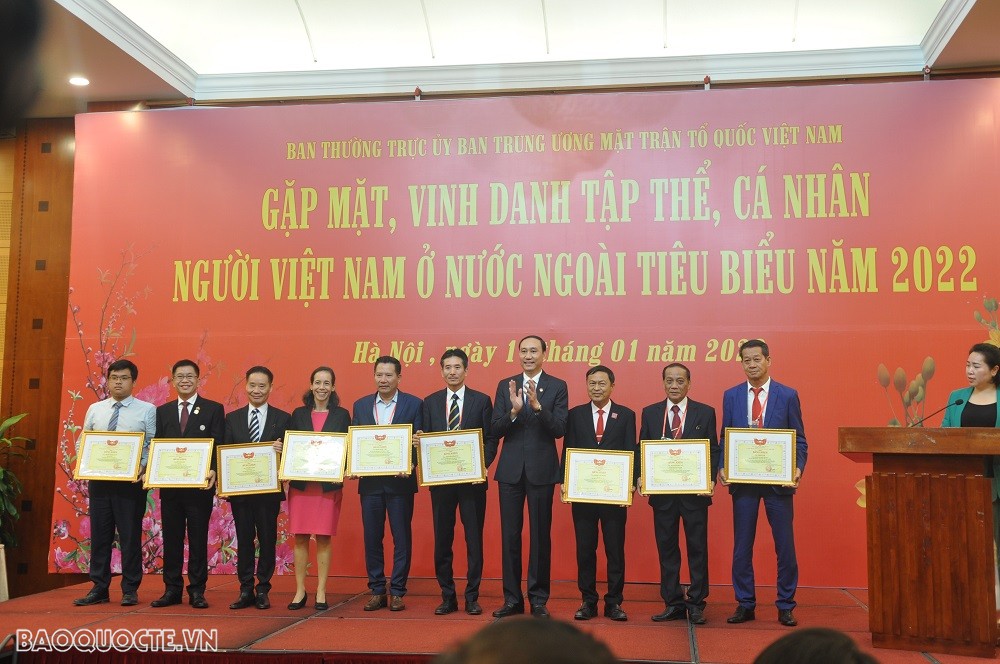 (01.14) Phó Chủ tịch Ủy ban Trung ương Mặt trận Tổ quốc Việt Nam Phùng Khánh Tài trao tặng bằng khen cho các tập thể, cá nhân người Viet Nam ở nước ngoài tiêu biểu năm 2022. (Ảnh: Minh Quân)
