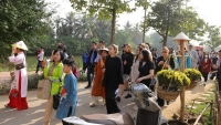 Hàng trăm khách quốc tế thích thú trải nghiệm nét văn hóa Tết Việt tại làng cổ Đường Lâm