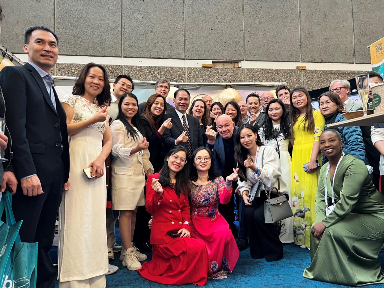 Đại sứ Phạm Việt Anh dự khai trương gian hàng công ty Miss Linh tại Hà Lan ngày 10/1. (Nguồn: ĐSQ Việt Nam tại Hà Lan)