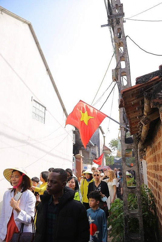Khách quốc tế trải nghiệm Tết Việt Nam tại làng cổ Đường Lâm