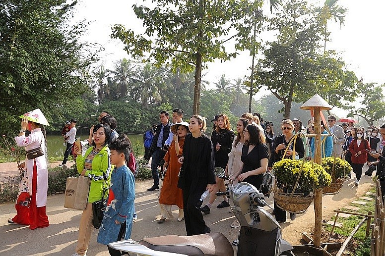 Hàng trăm khách quốc tế thích thú trải nghiệm hương vị Tết Việt tại làng cổ Đường Lâm