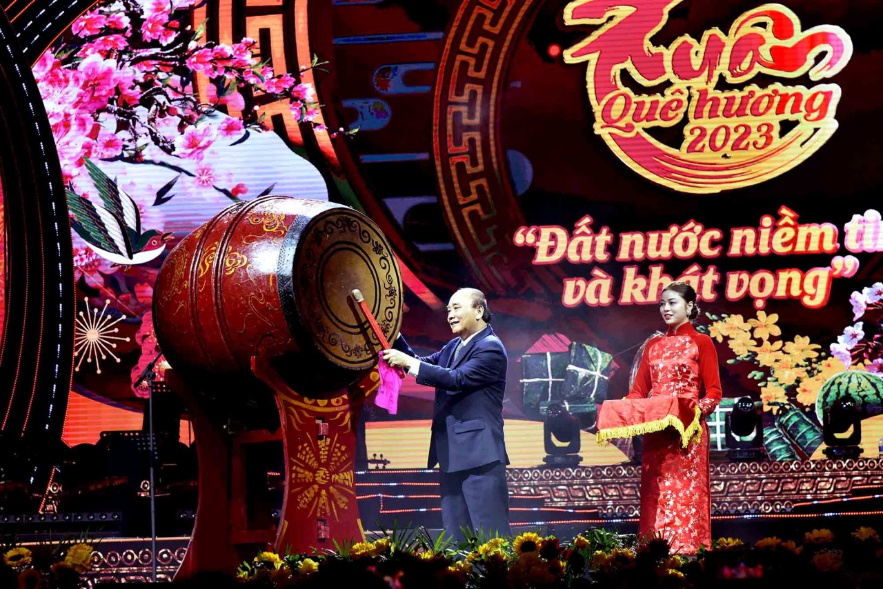 Chủ tịch nước Nguyễn Xuân Phúc đánh trống khai xuân.
