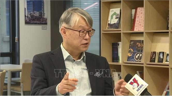 Giáo sư, Tiến sĩ chính trị học Choe Won-gi trả lời phỏng vấn của TTXVN. (Nguồn: TTXVN)