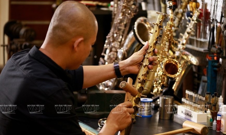 Khang said the amount of time required to fix an instrument depends on its condition. (Photo: VNP/VNA)