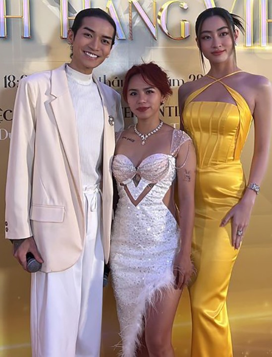 Hoa hậu Lương Thùy Linh (ngoài cùng bên phải) hội ngộ hai diễn viên BB Trần (ngoài cùng bên trái) và Ngọc Phước khi đi sự kiện.