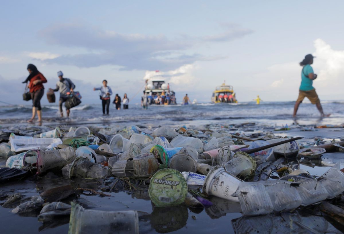 Tại Mỹ, 73% chất thải nhựa bị bỏ đi tại các bãi rác và phải mất tới 500 năm để phân hủy, phần còn lại bị thiêu hủy hoặc trôi dạt vào bờ biển của các nước đang phát triển. (nguồn: Reuters)