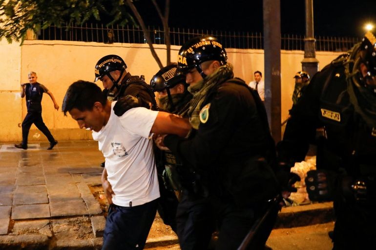 Cảnh sát bắt giữ một người biểu tình tại Lima. (Nguồn: Reuters)