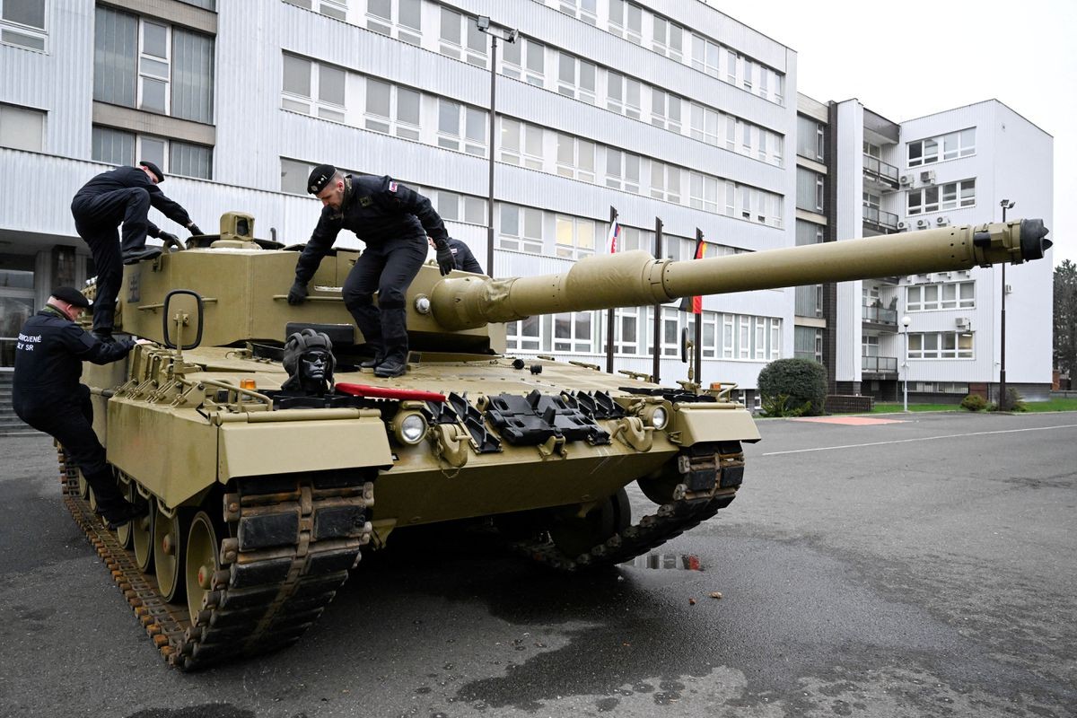 Đức: Việc chuyển giao xe tăng Leopard 2 cho Ukraine sớm nhất là vào năm 2024. (Nguồn: Reuters)