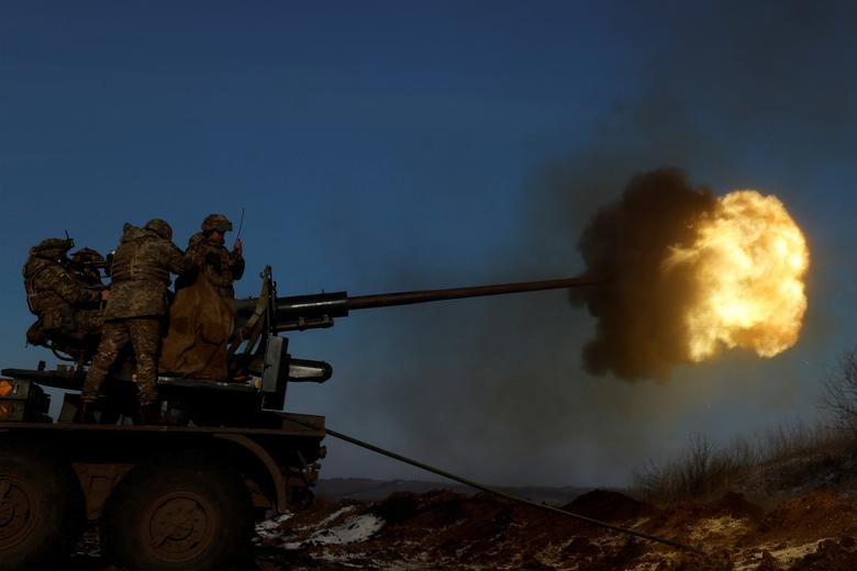 Binh sĩ Ukraine khai hỏa vũ khí phòng không tại thành phố tiền tuyến Bakhmut, ngày 10/1. (Nguồn: Reuters)