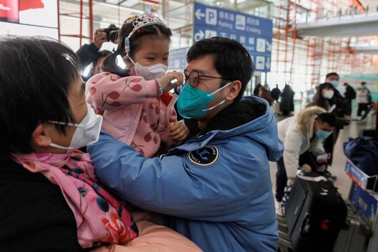 Mọi người ôm nhau tại ga đến quốc tế ở sân bay quốc tế Bắc Kinh, ngày 8/1, sau khi Trung Quốc dỡ bỏ chính sách phòng dịch Covid-19 nghiêm ngặt đối với khách du lịch. (Nguồn: Reuters)
